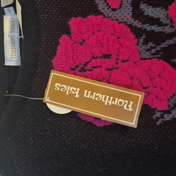 Vtg Northern Isles Black Short Sleeve Knit Sweater w/ Vibrant Pink Rose Floral - Picture 5 of 6